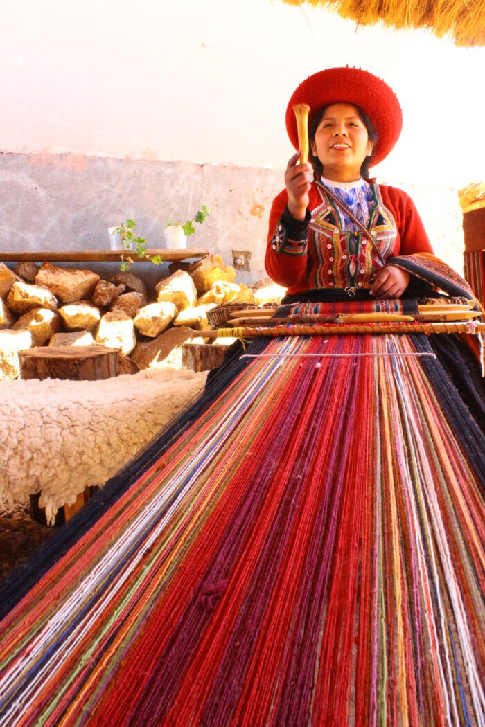 El Fascinante Mundo del Tinte Artesanal Indígena del Perú con Pigmentos  Naturales : Fashion Revolution
