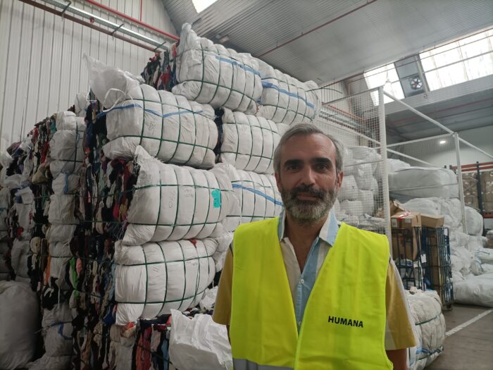 Rubén González, responsable de comunicación de Humana en su planta de reciclaje de Leganés.