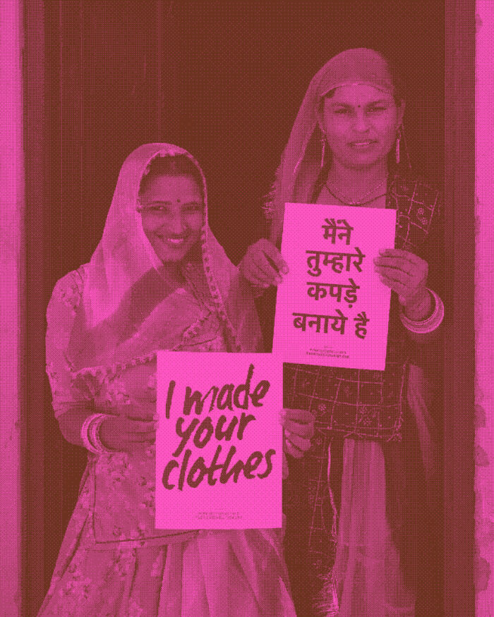 Saheli Women empresa social de moda ética. Trabajadora textiles sostienen carteles que dicen "Yo Hice Tu Ropa"